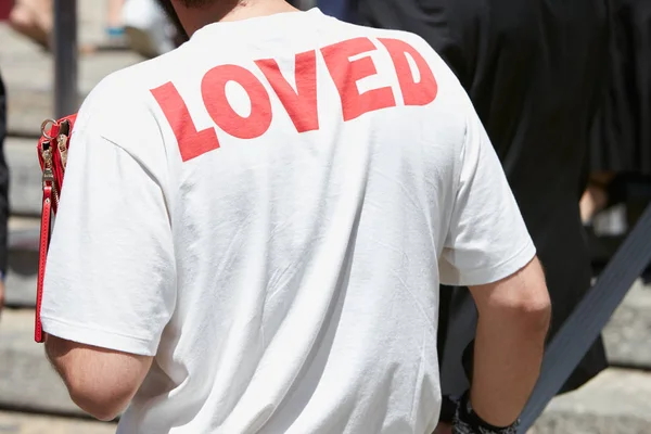 Homme avec t-shirt blanc avec rouge aimé écrire avant Salvatore Ferragamo défilé de mode, Milan Fashion Week street style sur Juin 18, 2017 à Milan . — Photo