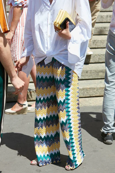 Woman with geometric design trousers in yellow, white and green before Salvatore Ferragamo fashion show, Milan Fashion Week street style on June 18, 2017 in Milan. — Stock Photo, Image