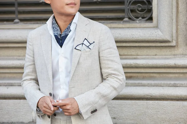 Man with blue jeans jacket with galben tiger before Salvatore Ferragamo fashion show, Milan Fashion Week street style on June 18, 2017 in Milano . — Fotografie, imagine de stoc