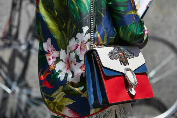 Salvatore Ferragamo moda defilesinden önce mavi, kırmızı ve beyaz Gucci çantalı ve ipek çiçekli kadın, Milan Moda Haftası sokak stili 18 Haziran 2017, Milano. — Stok fotoğraf
