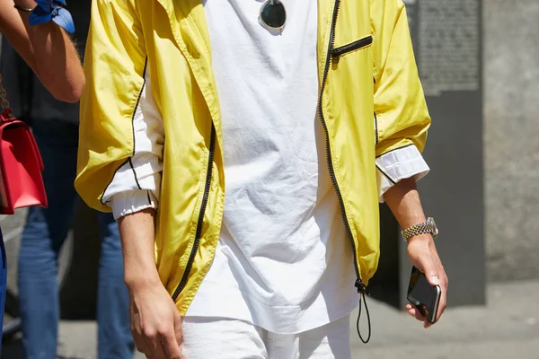 Homem com casaco amarelo, camisa branca e smartphone na mão antes Salvatore Ferragamo desfile de moda, Milan Fashion Week street style em junho 18, 2017 em Milão . — Fotografia de Stock