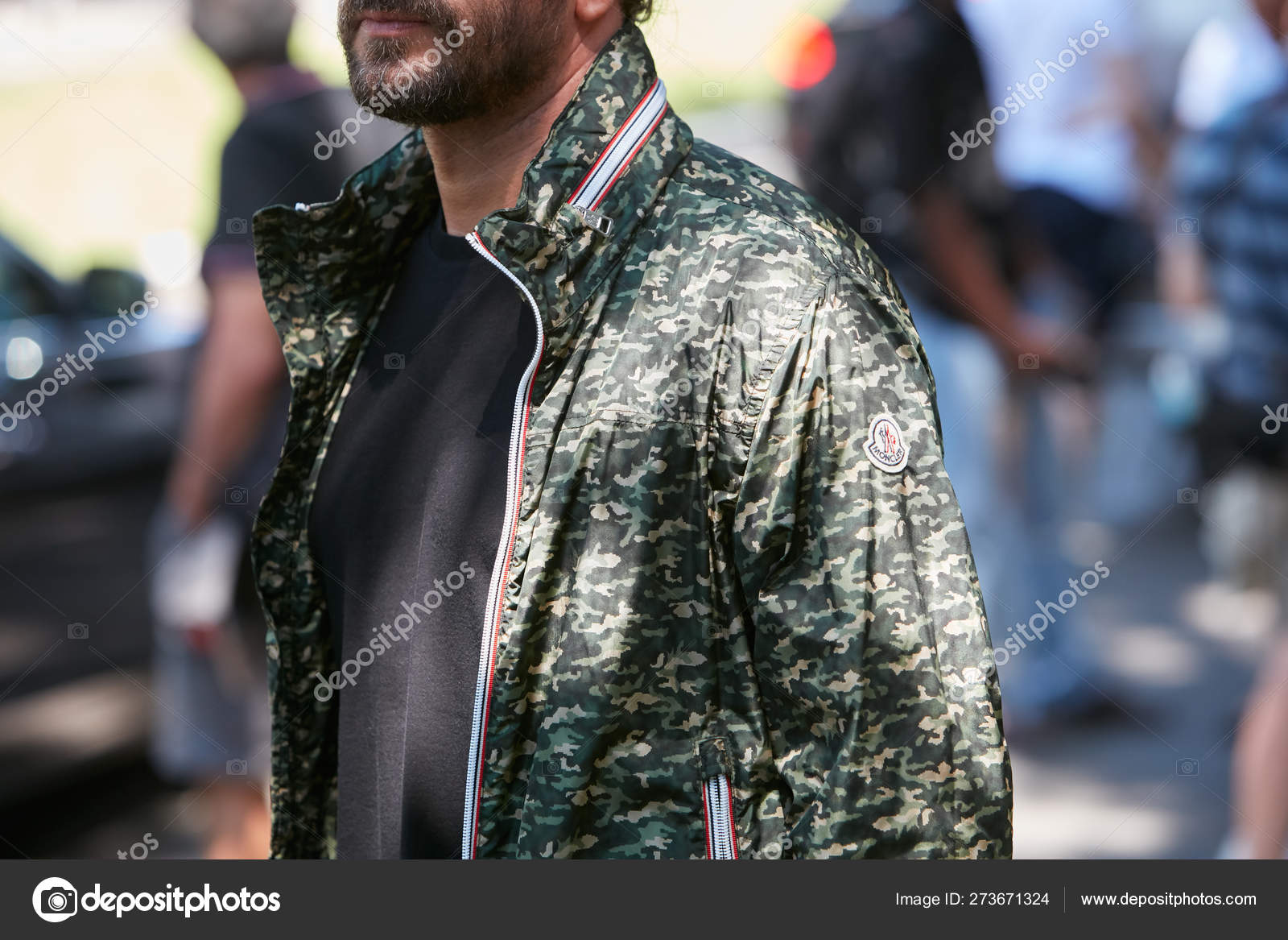 Man med gr n kamouflage Moncler jacka innan Giorgio Armani Fashion