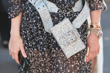 Prada defilesinden önce gümüş renkli çantalı ve çelikten Rolex saati olan kadın, Milan Moda Haftası sokak stili 18 Haziran 2017 'de Milano' da.