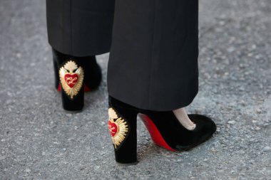 Prada moda defilesinden önce siyah kadife Louboutin yüksek topuklu ayakkabı giyen kadın, Milan Moda Haftası 18 Haziran 2017 'de Milano' da.