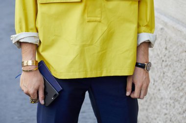 Salvatore Ferragamo defilesinden önce altın Cartier bilezikli, Rolex saat ve sarı ceketli adam, 18 Haziran 2017'de Milano Moda Haftası sokak stili.