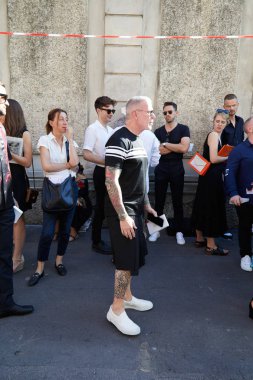 Nick Wooster siyah t-shirt ve Bermuda şort prada defile öncesi, Milano Moda Haftası sokak stili Haziran'da 18, 2017 Milano.
