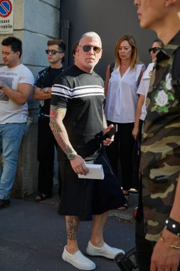 Nick Wooster Prada defilesinden önce, Milano Moda Haftası sokak stili 18 Haziran 2017'de Milano'da.