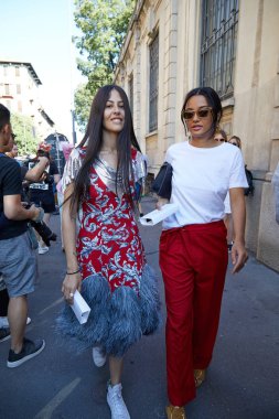 Gilda Ambrosio Prada defilesinden önce yürüyor, Milano Moda Haftası sokak stili 18 Haziran 2017'de Milano'da.