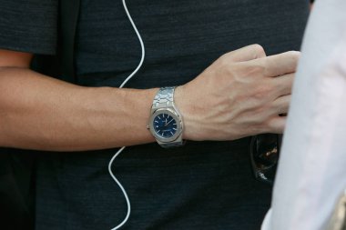 Fendi defilesinden önce Audemars Piguet Royal Oak izle ile man bilek, Milano Moda Haftası sokak stili 19 Haziran 2017 milano.