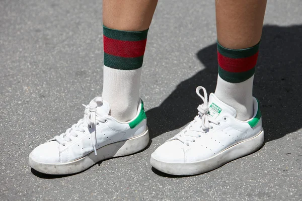 Beyaz ve yeşil Adidas Stan Smith ayakkabılı ve Gucci çoraplı kadın Salvatore Ferragamo moda defilesinden önce, Milan Moda Haftası sokak stili 18 Haziran 2017 'de Milano' da. — Stok fotoğraf