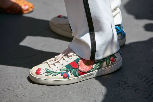 Baskets homme avec Gucci avec décoration florale avant le défilé Salvatore Ferragamo, Milan Fashion Week street style le juin 18, 2017 à Milan . — Photo