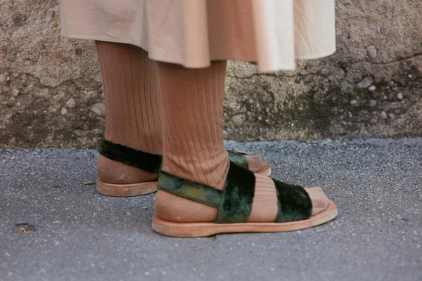 Salvatore Ferragamo defilesinden önce yeşil kadife sandaletli ve kahverengi çoraplı kadın, Milan Moda Haftası sokak stili 18 Haziran 2017, Milano. — Stok fotoğraf