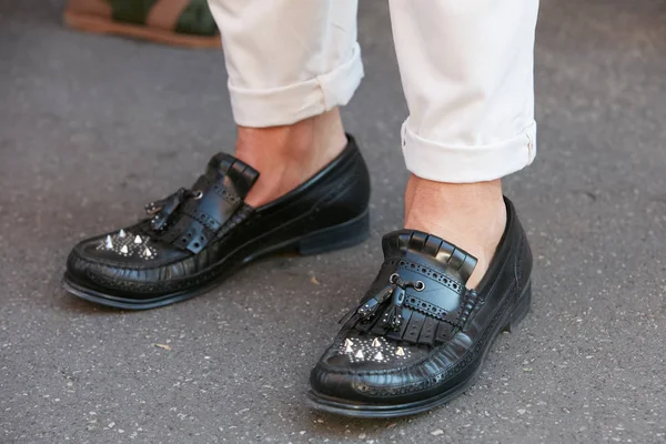 Człowiek z czarnym skórzanym buty z stadniny i białe spodnie przed Salvatore Ferragamo pokaz mody, Milan Fashion Week Street Style 18 czerwca 2017 w Mediolanie. — Zdjęcie stockowe
