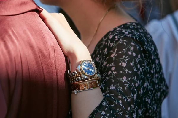 Mujer con Rolex Datejust reloj de oro de acero y pulseras de oro Cartier antes del desfile de moda Prada, Milán Fashion Week street style on junio 18, 2017 in Milan . —  Fotos de Stock