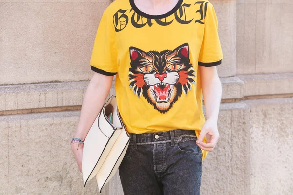 Man med gul Gucci t-shirt med Tiger och vit påse innan Prada Fashion Show, Milan Fashion Week Street Style den 18 juni, 2017 i Milano. — Stockfoto