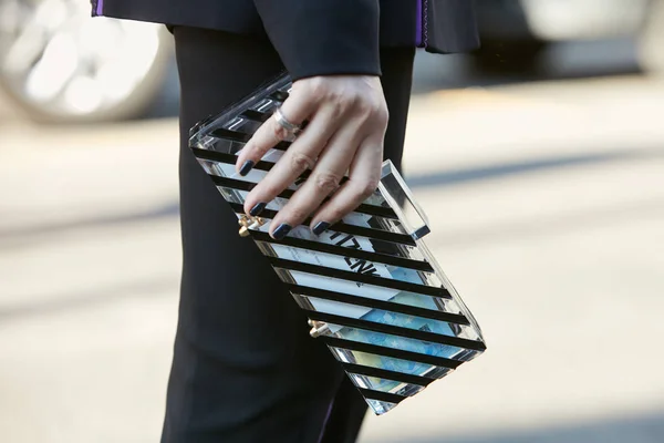 Mujer con bolsa de rayas transparente antes del desfile de moda Prada, Milan Fashion Week street style on junio 18, 2017 in Milan . —  Fotos de Stock