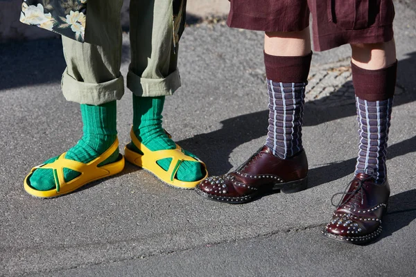 Женщины в желтых носках и зеленых носках и темно-красных кожаных туфлях с шипами перед показом мод Prada, Милан Неделя Моды, 18 июня 2017 года в Милане . — стоковое фото