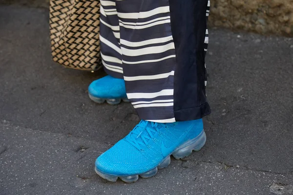 Hombre con zapatos Nike azules con suela transparente antes del desfile de moda Prada, Milan Fashion Week street style el 18 de junio de 2017 en Milán . —  Fotos de Stock