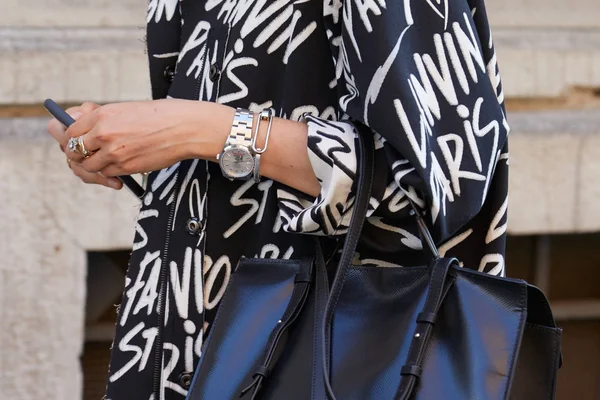 Frau mit Rolex-Uhr und schwarz-weißer Lanvin-Jacke vor der Prada-Modenschau, Mailänder Modewoche Streetstyle am 18. Juni 2017 in Mailand. — Stockfoto