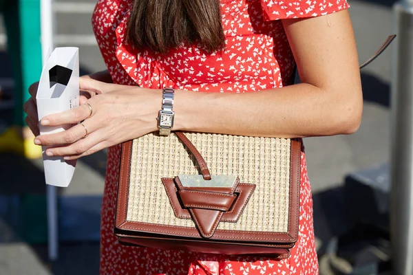 Frau mit Cartier-Uhr und Loewe-Tasche vor Prada-Modenschau, Mailänder Modewoche Street Style am 18. Juni 2017 in Mailand. — Stockfoto