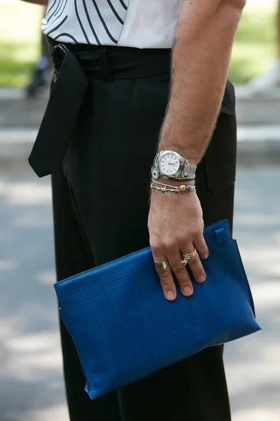 Poignet homme avec montre Rolex Milgauss, bracelets et sac en cuir bleu avant le défilé Giorgio Armani, Milan Fashion Week street style le juin 19, 2017 à Milan . — Photo