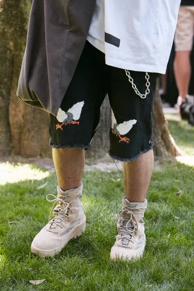 Man met beige SWAT laarzen en broeken met Eagles voor Giorgio Armani fashion show, Milan Fashion week Street Style op 19 juni 2017 in Milaan. — Stockfoto