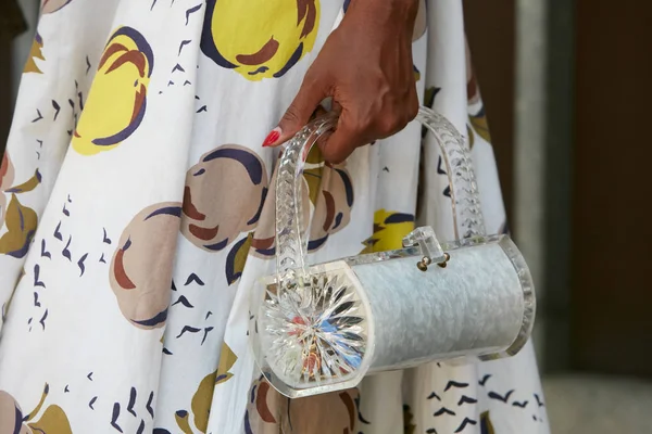 Жінка з прозорою кришталевою сумкою і білою і жовтою спідницею перед показом моди Джорджіо Армані, Міланський стиль Тижня моди 19 червня 2017 року в Мілані.. — стокове фото