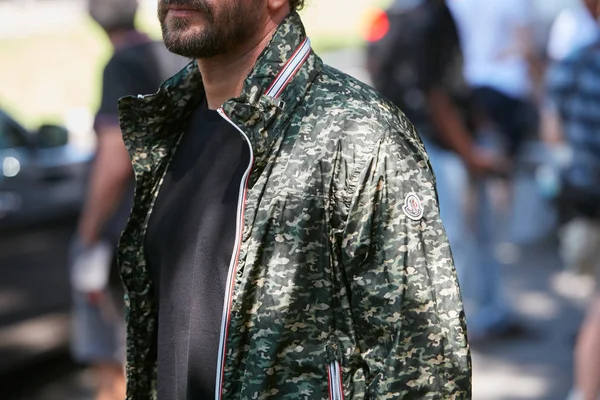 ジョルジオ・アルマーニのファッションショーの前に緑の迷彩モンクレールジャケットを着た男、ミラノで2017年6月19日にミラノファッションウィークストリートスタイル. — ストック写真