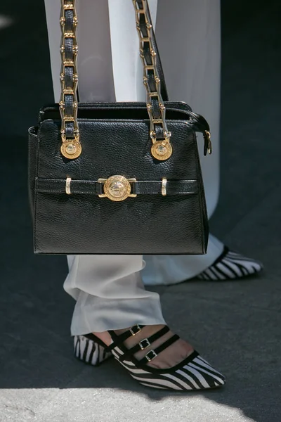 Perempuan dengan tas kulit hitam dan rincian emas sebelum pertunjukan fashion Giorgio Armani, Milan Fashion Week gaya jalan pada tanggal 19 Juni 2017 di Milan . — Stok Foto