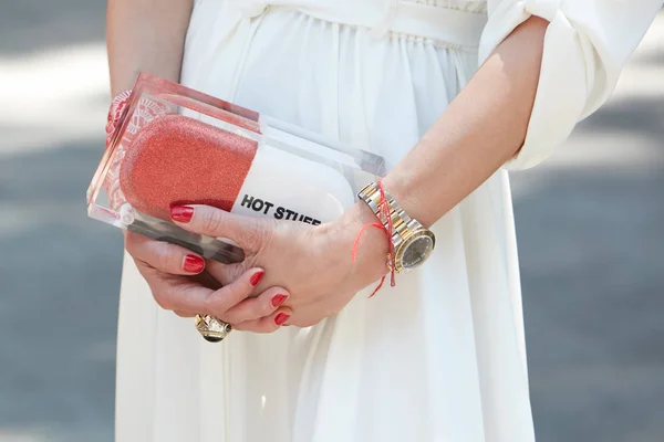 Woman with transparent capsule bag and Rolex Daytona watch gold and steel before Giorgio Armani fashion show, Milan Fashion Week street style on June 19, 2017 in Milan. — 스톡 사진