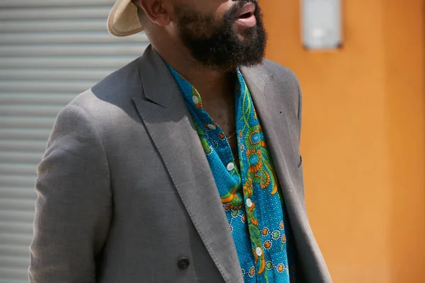 Man met blauwe en florale design shirt en grijze jas voor Giorgio Armani fashion show, Milan Fashion week Street Style op 19 juni 2017 in Milaan. — Stockfoto