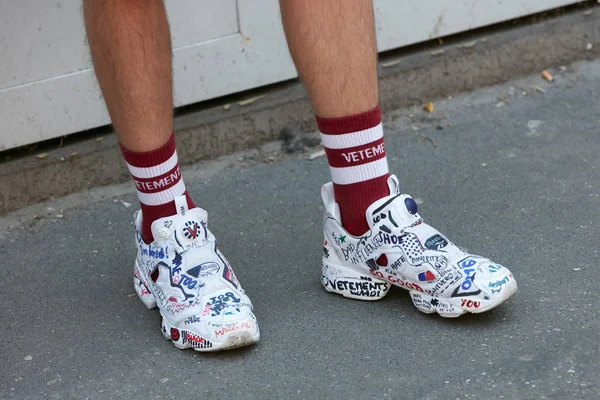 Człowiek z białym napisane buty Vetements i czerwone skarpetki przed Giorgio Armani pokaz mody, Milan Fashion Week Street Style 19 czerwca 2017 w Mediolanie. — Zdjęcie stockowe