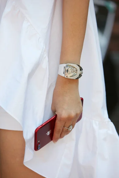 Pulso de mulher com relógio Urwerk Lotus com diamantes brancos antes do desfile de moda Fendi, estilo de rua Milan Fashion Week em junho 19, 2017 em Milão . — Fotografia de Stock