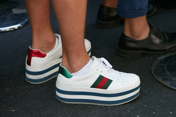 Pria dengan sepatu sepatu bertumit Gucci putih sebelum peragaan busana Fendi, Milan Fashion Week gaya jalanan pada 19 Juni 2017 di Milan . — Stok Foto