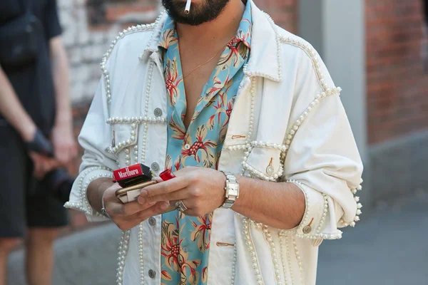 Homem com jaqueta de calça branca decorada com pérolas e relógio Cartier antes do desfile de moda Fendi, estilo de rua Milan Fashion Week em 19 de junho de 2017 em Milão . — Fotografia de Stock