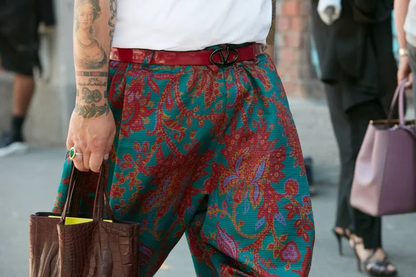 Мужчина в цветочных брюках и красный пояс Валентино перед показом мод Fendi, уличный стиль Недели Моды в Милане 19 июня 2017 года . — стоковое фото