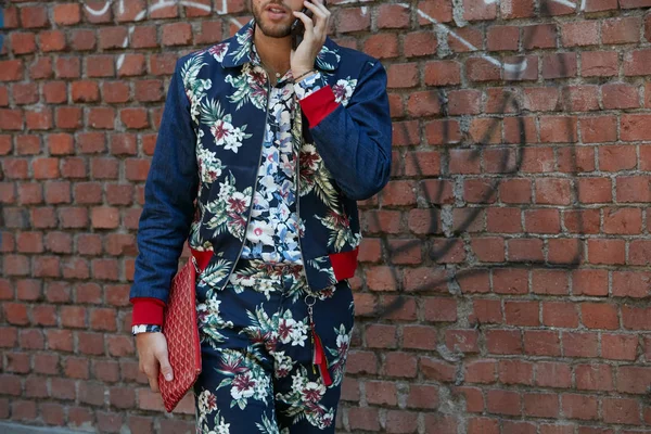 Man med blommig jacka och byxor innan Fendi Fashion Show, Milan Fashion Week Street Style den 19 juni, 2017 i Milano. — Stockfoto