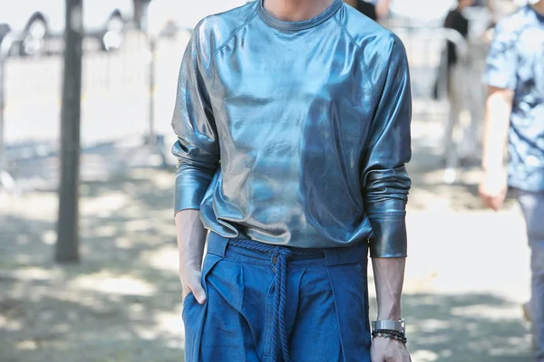 Mann mit blauem Metallic-Hemd und Hose vor der Fendi-Modenschau, Mailänder Modewoche Streetstyle am 19. Juni 2017 in Mailand. — Stockfoto