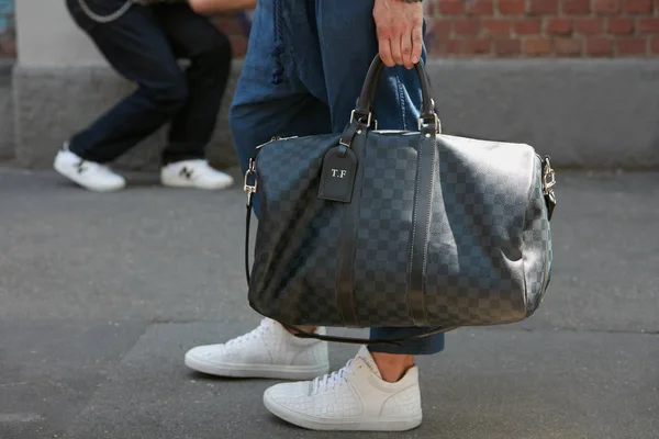 Man with Louis Vuitton gray checkered bag before Fendi fashion show, Milan Fashion Week street style on June 19, 2017 in Milan. — Stock Photo, Image