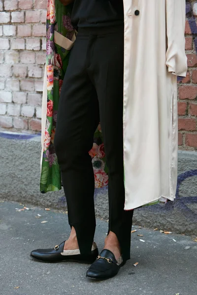 Hombre con zapatos Gucci con trinchera con decoración floral antes del desfile de moda Fendi, Milan Fashion Week street style on junio 19, 2017 in Milan . — Foto de Stock