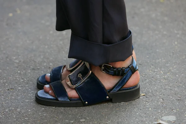 Mujer con sandalias abiertas de terciopelo azul antes del desfile de moda Fendi, Milan Fashion Week street style el 19 de junio de 2017 en Milán . —  Fotos de Stock