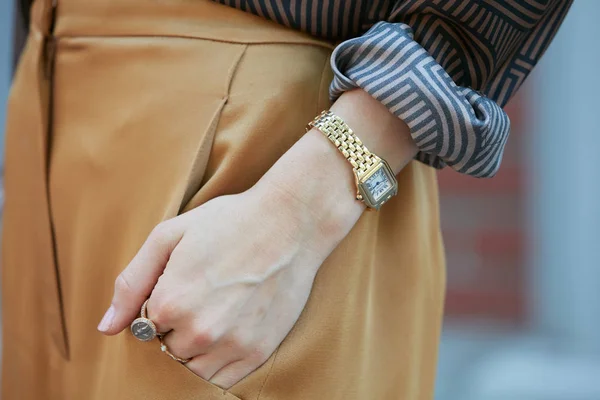 Vrouw met geel goud Cartier horloge voor Fendi modeshow, Milaan Fashion Week straatstijl op 19 juni 2017 in Milaan. — Stockfoto