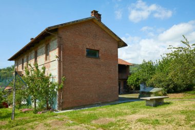 Güneşli bir yaz gününde kırmızı tuğla kırsal ev, Italya