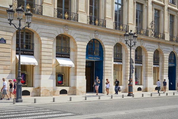 PARIS, FRANCE - JULY 07, 2018: Louis Vuitton shop in place Vendo — Fotografia de Stock