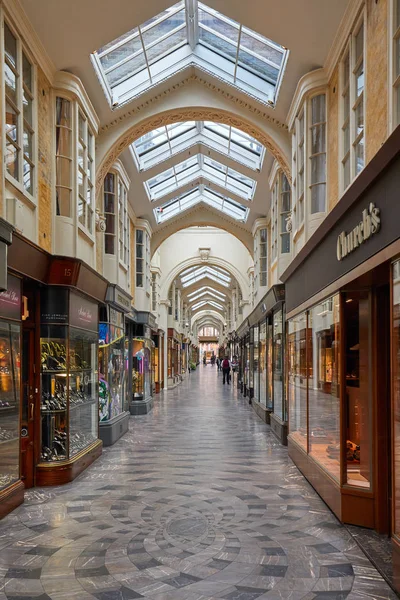 LONDON - MAY 17, 2019: Burlington arcade interior with people an — Stock Photo, Image