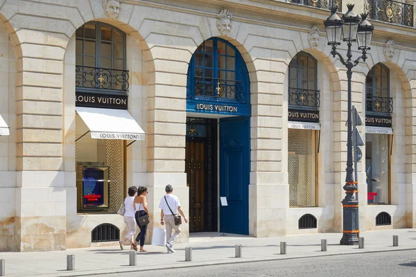 PARIS, FRANCE - JULY 07, 2018: Louis Vuitton store in place Vend — стокове фото