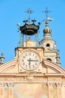 Saint Peter ve Paul kilise saati ve güneşli bir yaz gününde otomat ile çan kulesi, Mondovi mavi gökyüzü, İtalya.
