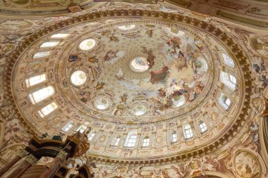 Piedmont, Italya freskler ve süslemeleri ile Vicoforte eliptik Barok kubbe Sanctuary