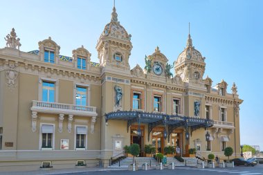 Monte Carlo, Monaco güneşli bir yaz gününde Casino bina cephe.
