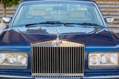 Monte Carlo, Monako bir yaz gününde Rolls Royce lüks mavi araba ön görünümü.